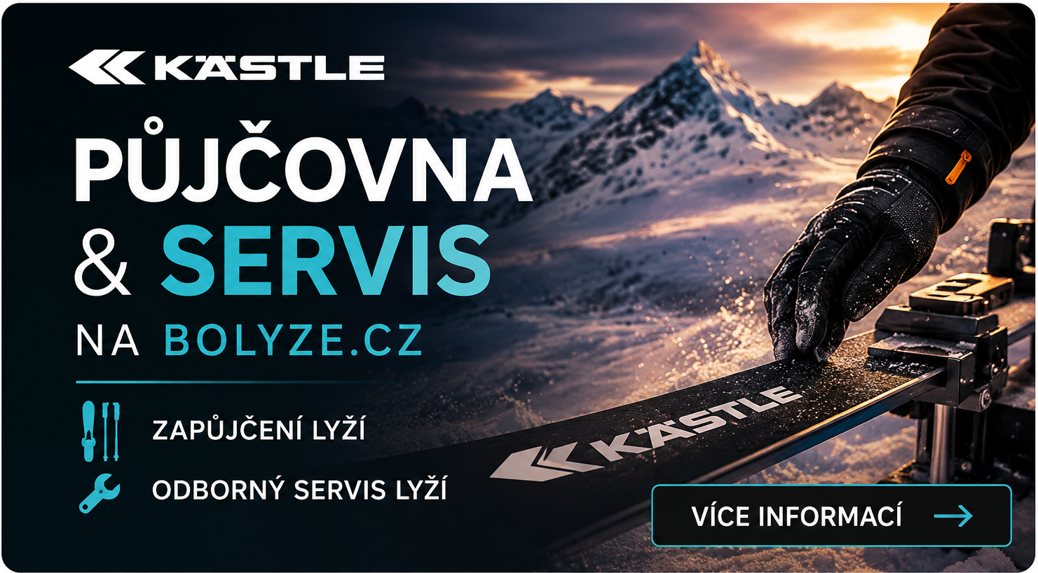 Ruka v rukavici nasazuje lyži na servisní stojan, v pozadí hory při západu slunce.